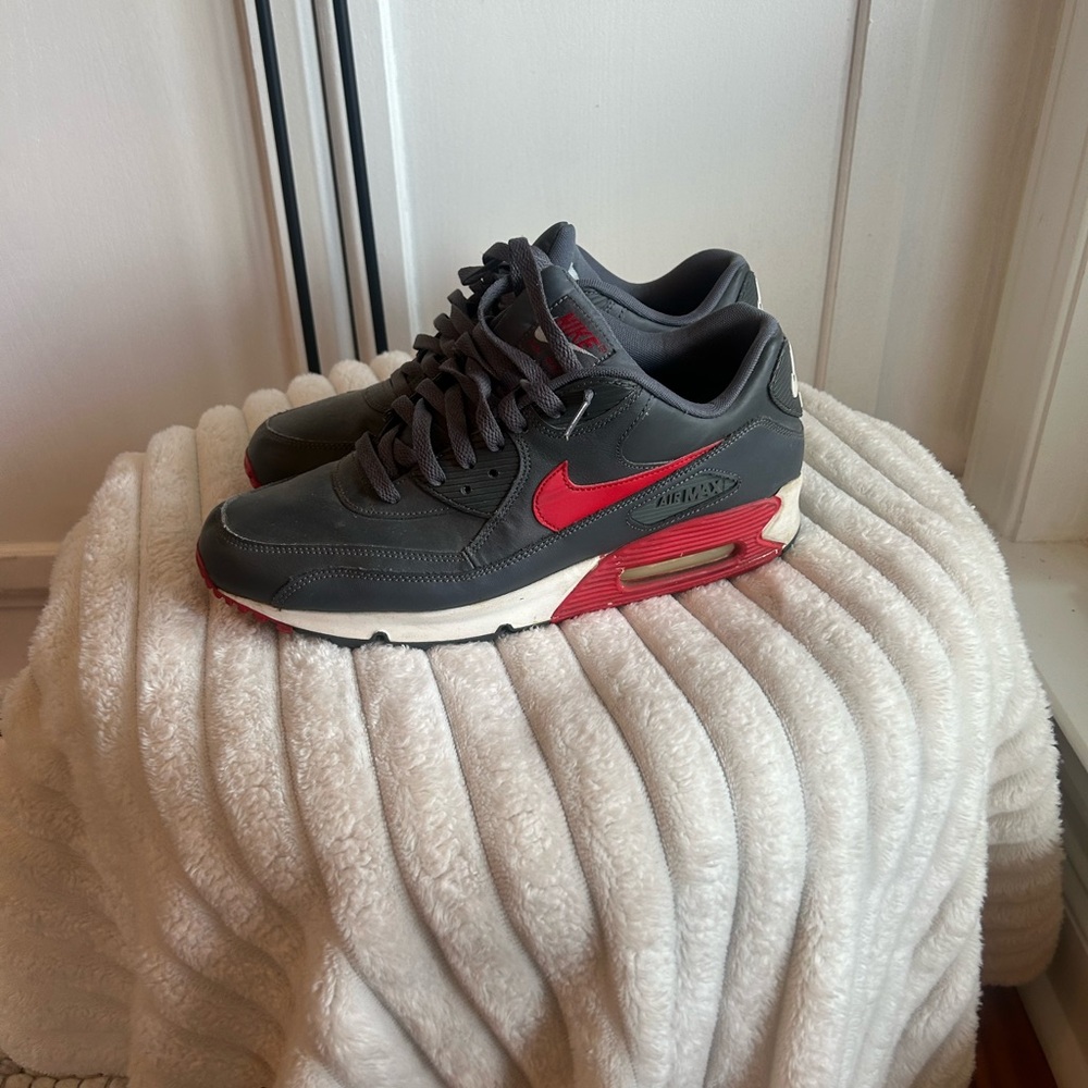Nike Men's Grey and Red Low-Top Sneakers